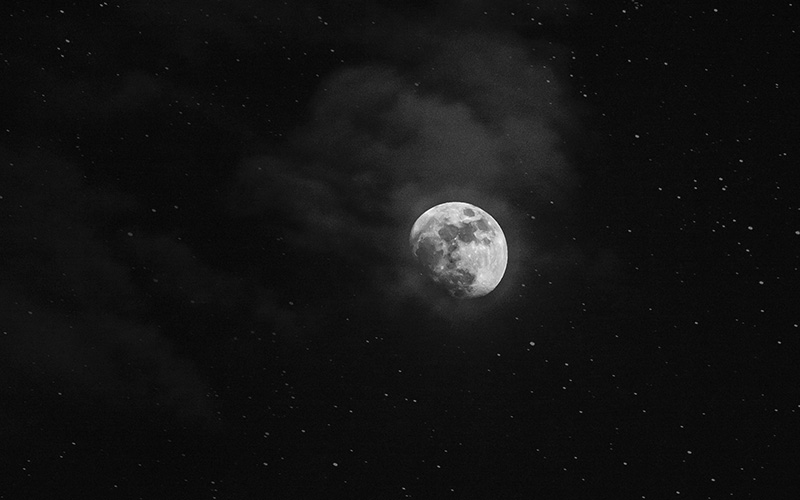 Черная Луна в астрологии: проклятие или благо?